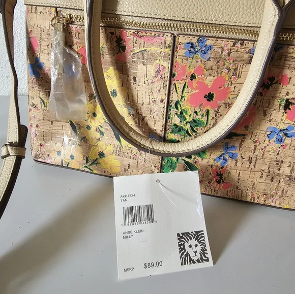 A new bag with tags floral design, kind beige color, - Picture 2 of 10